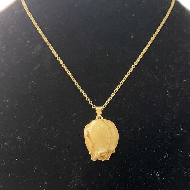 Collana Bocciolo essiccato e resinato Charm adatto a tutti i tipi di collane per un look elegante e versatile
