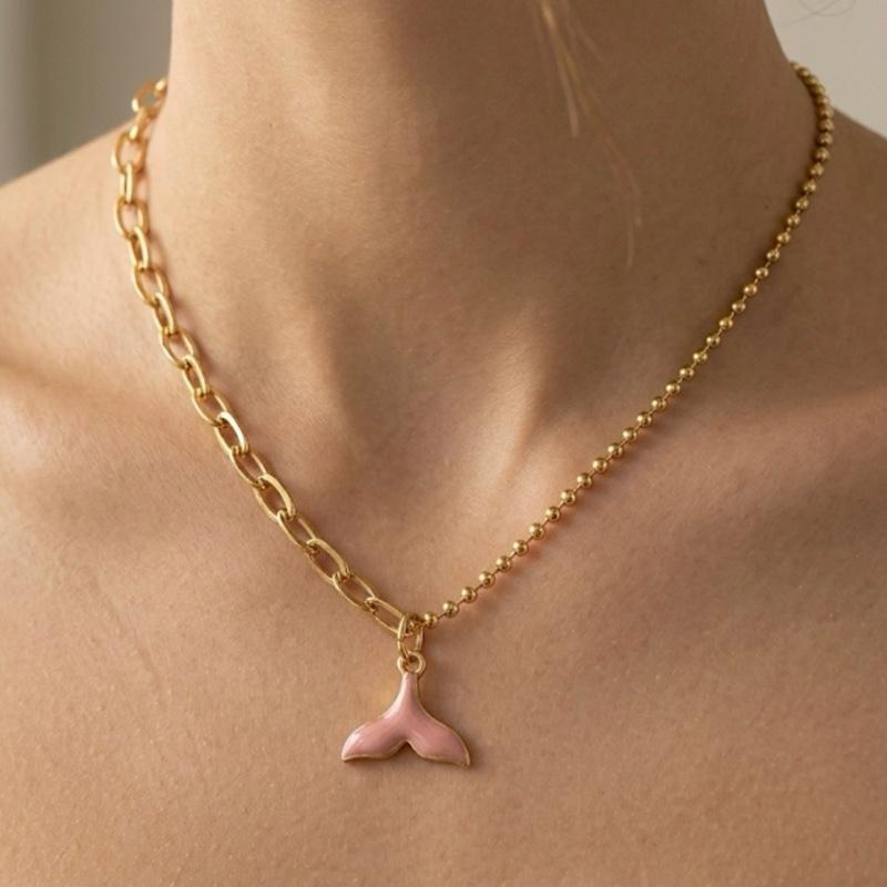 Collana Partenope con coda di sirena smaltata fatta a mano in oro design ispirato al mare e charm luminoso e versatile