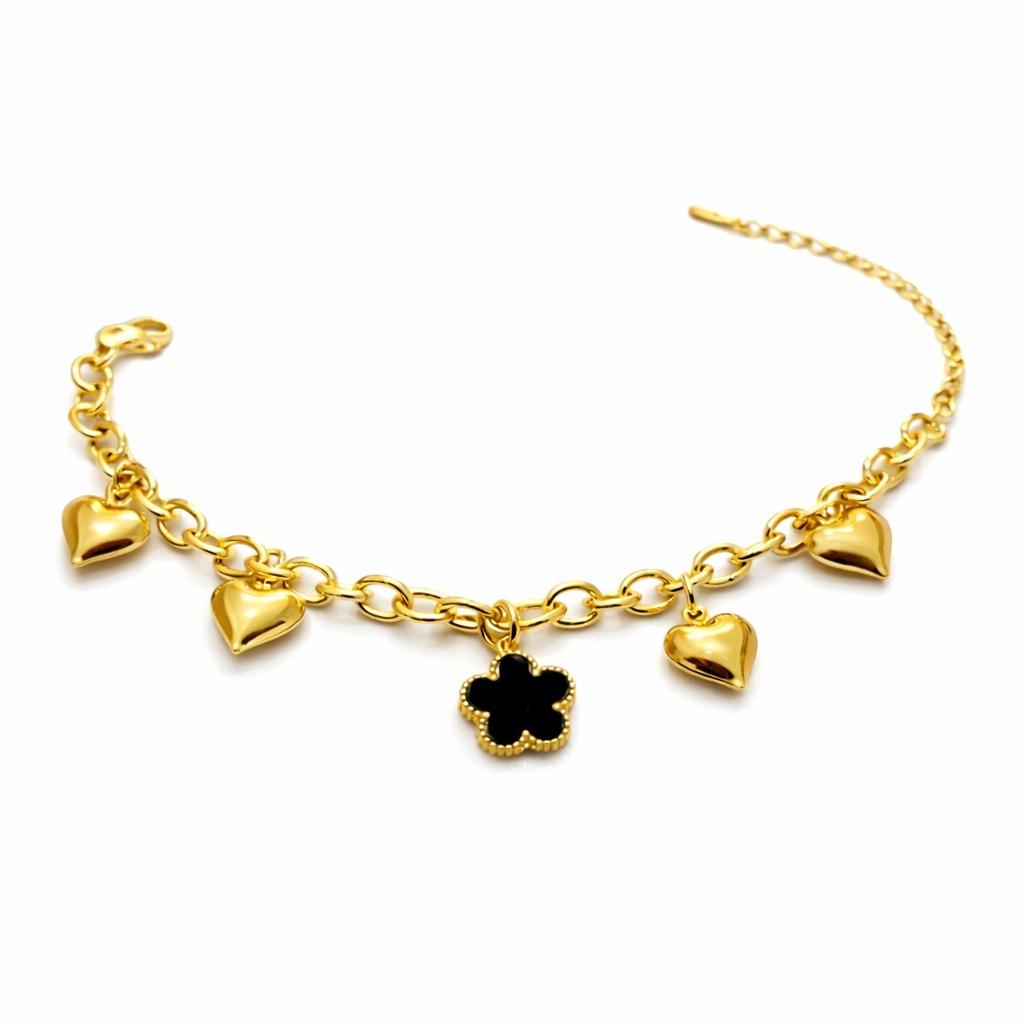 Bracciale Blossom in acciaio con elegante catena impreziosita da charms in ottone a forma di cuore e fiore. Il design delicato e luminoso dona un tocco romantico e raffinato