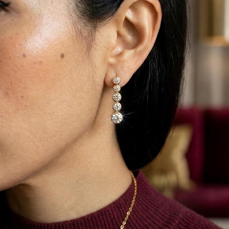 Orecchini Luce in Acciaio e Zirconi Design Graduale con Cinque Zirconi Taglio Brillante Accessorio Moderno e Raffinato per Look Freddo o Caldo