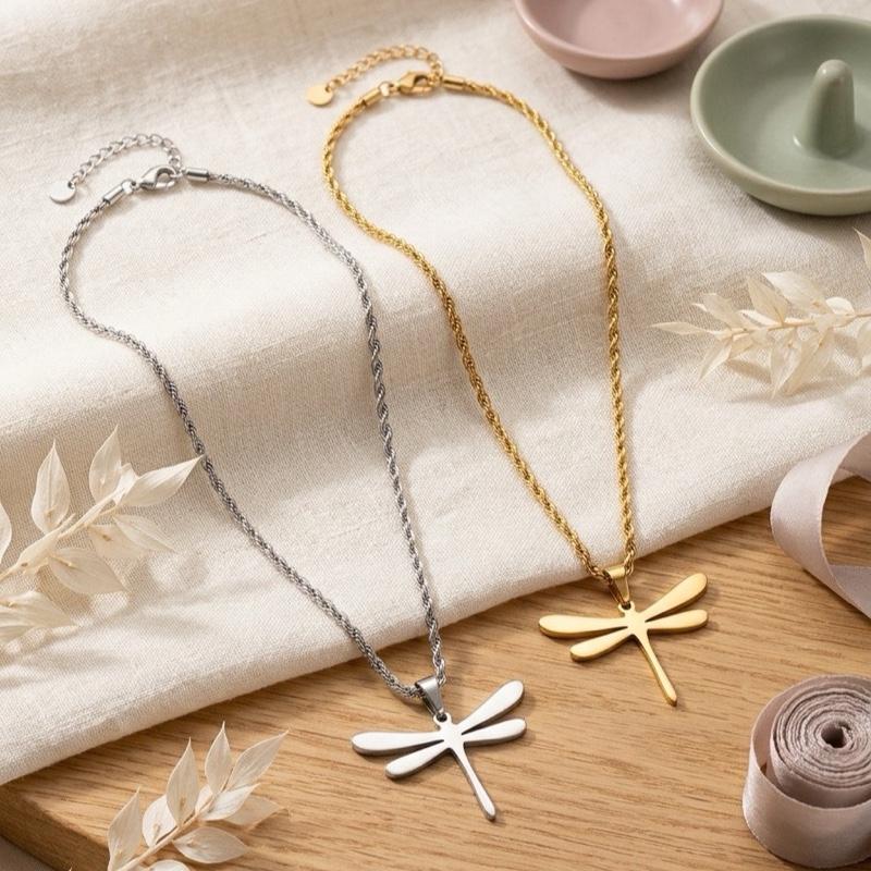 Collana Dragon Fly in Acciaio Inossidabile Eleganza Moderna Accessorio Versatile e Duraturo per Occasioni Casual e Formali