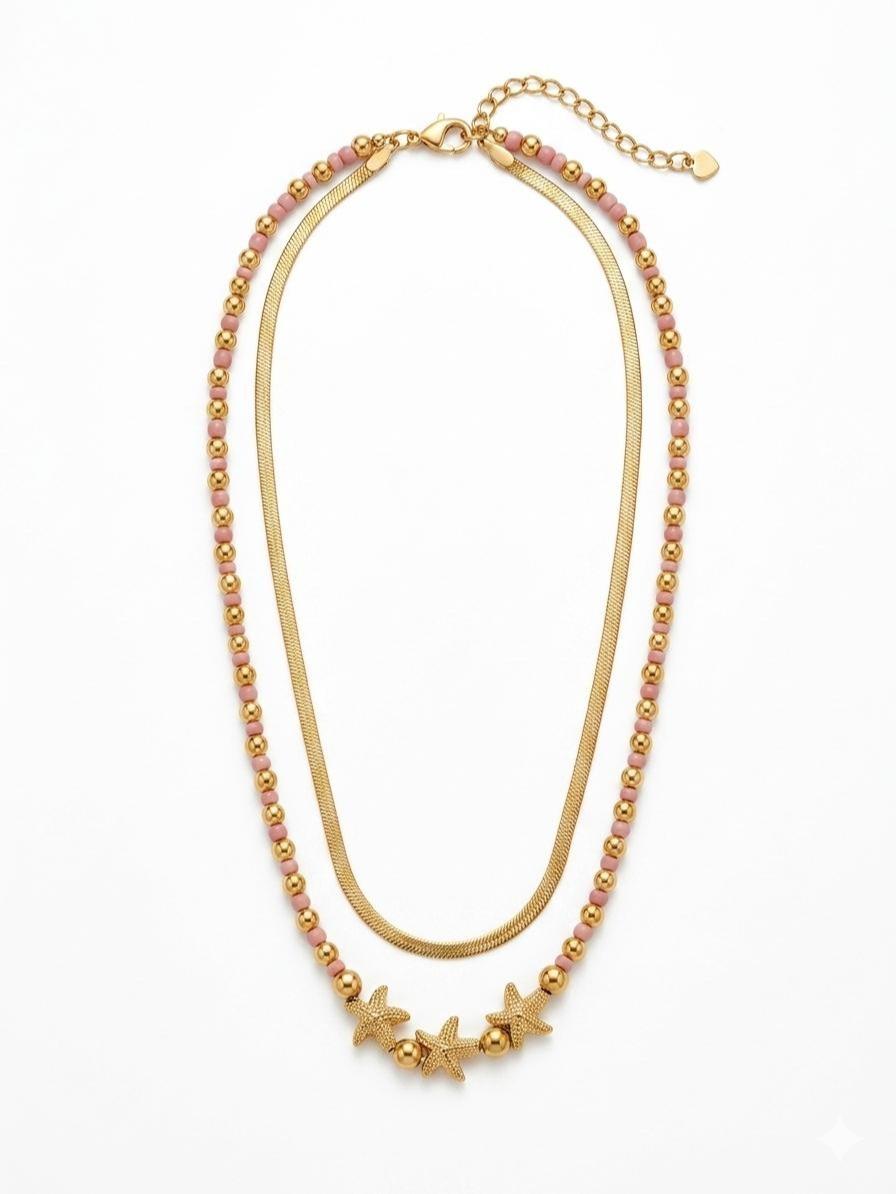 Collana Marea, un gioiello in acciaio studiato per chi cerca un accessorio dinamico e sofisticato. Grazie al suo design a doppio filo, offre un look stratificato già pronto, capace di illuminare il volto con un tocco dorato e colorato.