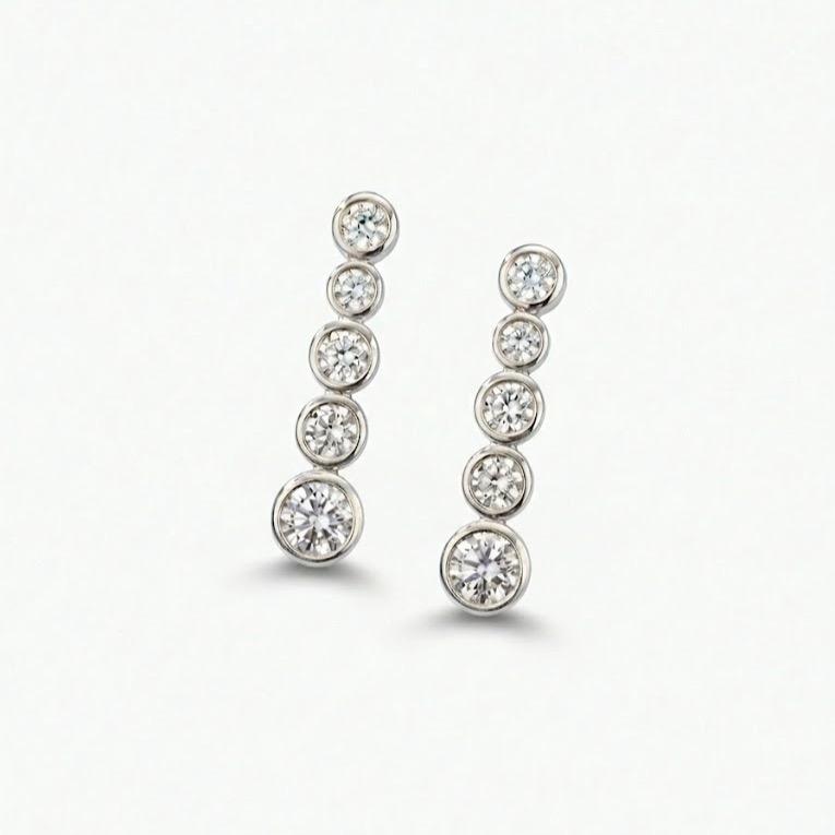 Orecchini Luce in Acciaio e Zirconi Design Graduale con Cinque Zirconi Taglio Brillante Accessorio Moderno e Raffinato per Look Freddo o Caldo