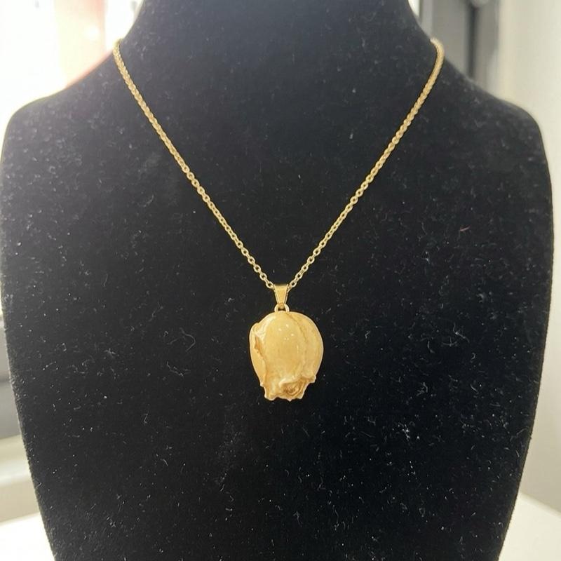 Collana Bocciolo essiccato e resinato Charm adatto a tutti i tipi di collane per un look elegante e versatile
