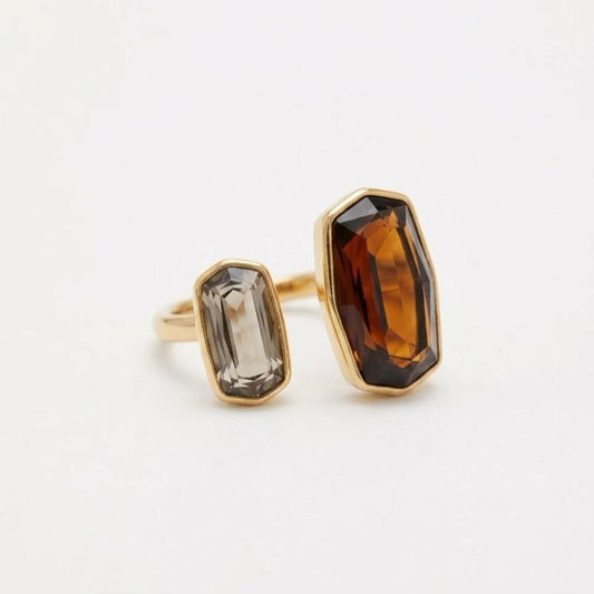Anello Andromaca in Acciaio con Zirconi Colorati per un Look Elegante e Moderno