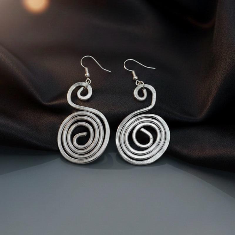 Orecchini a Spirale in Alluminio Stile Elegante e Moderno per Donna Accessorio di Moda Unico in Design Unico e Stile Elegante