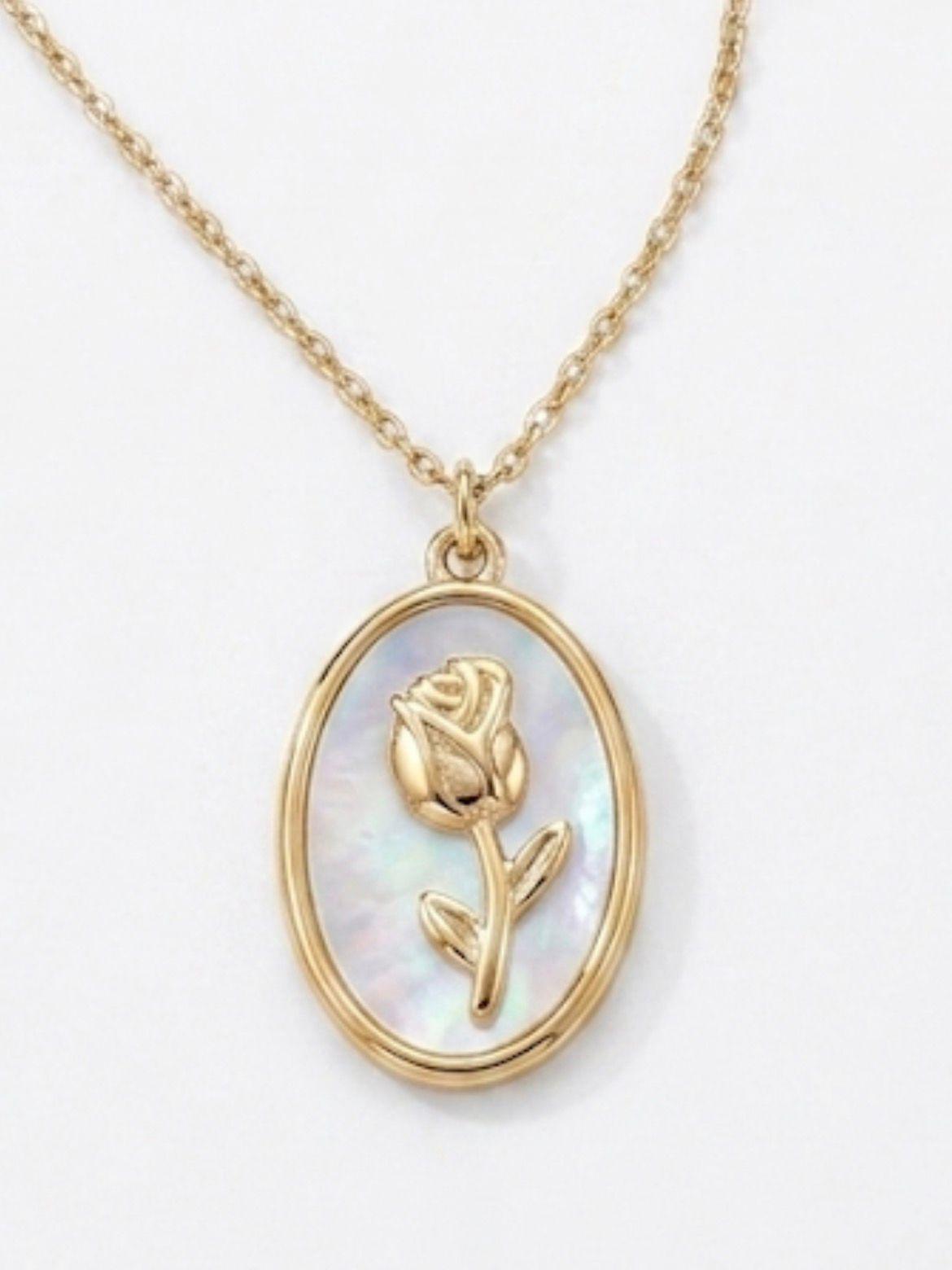 Collana Rose Madreperla in acciaio con elegante ciondolo ovale con una rosa in rilievo su sfondo effetto madreperla, simbolo di femminilità e grazia.