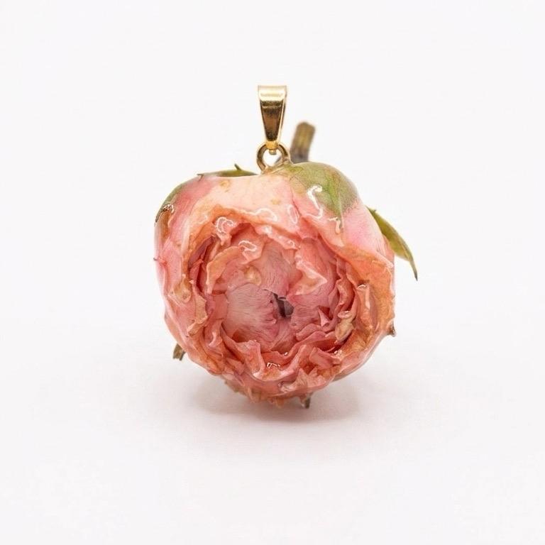 Collana Bocciolo essiccato e resinato Charm adatto a tutti i tipi di collane per un look elegante e versatile