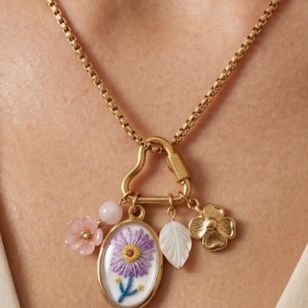 Collana Clori in acciaio con charms gia inclusi per un look di tendenza