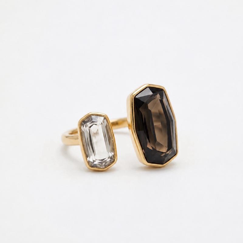 Anello Andromaca in Acciaio con Zirconi Colorati per un Look Elegante e Moderno