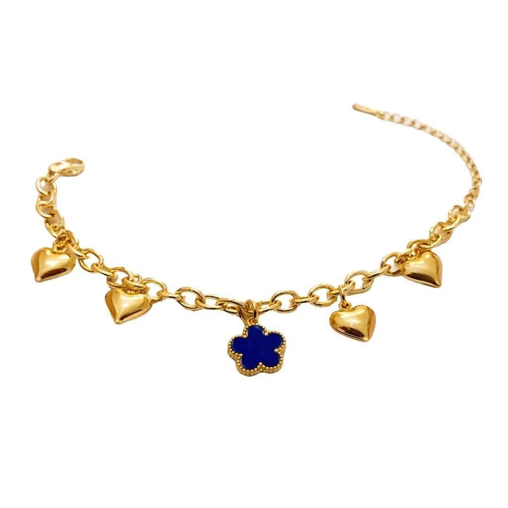 Bracciale Blossom in acciaio con elegante catena impreziosita da charms in ottone a forma di cuore e fiore. Il design delicato e luminoso dona un tocco romantico e raffinato