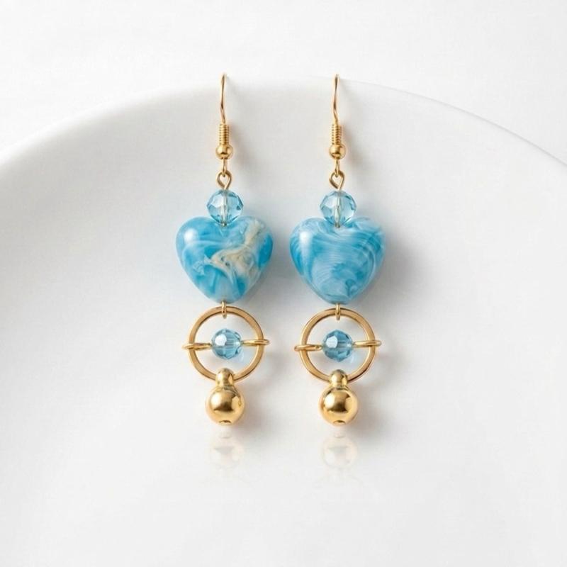 Orecchini Layla fatti a mano in acciaio inossidabile con cuori in resina e cristalli per outfit eleganti