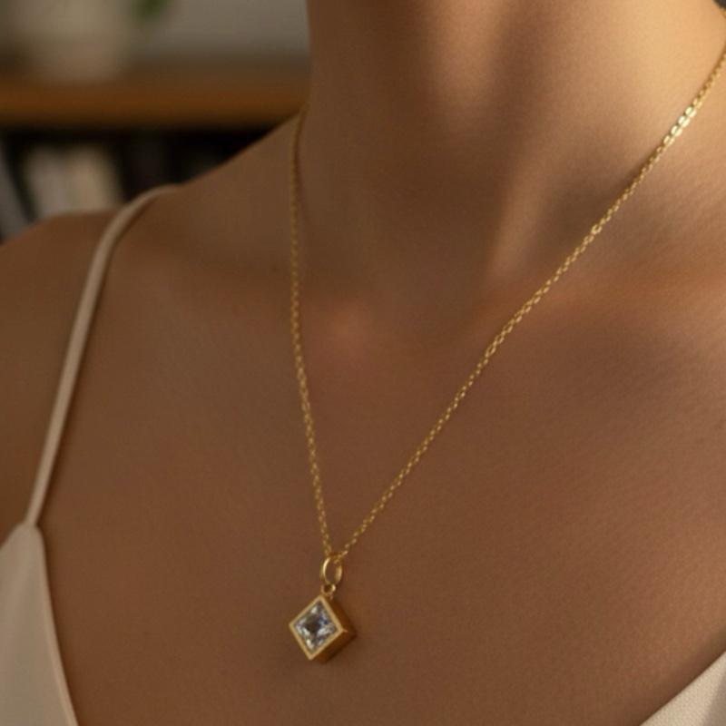 Collana Diamond Acciaio Inox con Pendente Quadrato Elegante e Resistente