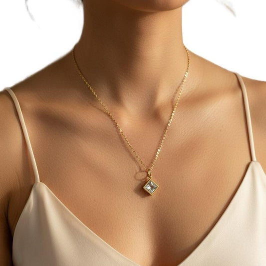 Collana Diamond Acciaio Inox con Pendente Quadrato Elegante e Resistente