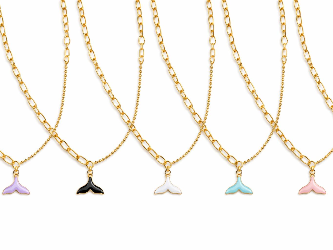 Collana Partenope con coda di sirena smaltata fatta a mano in oro design ispirato al mare e charm luminoso e versatile