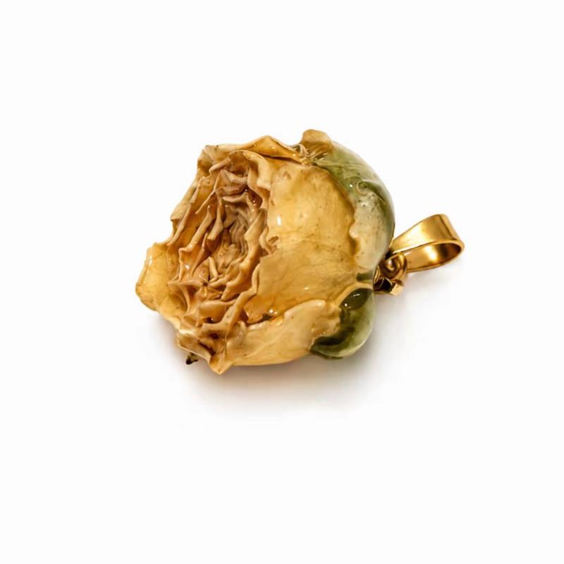Charm Bocciolo di Rosa Essiccata e Resinata per Accessori di Moda Eleganti e Unici
