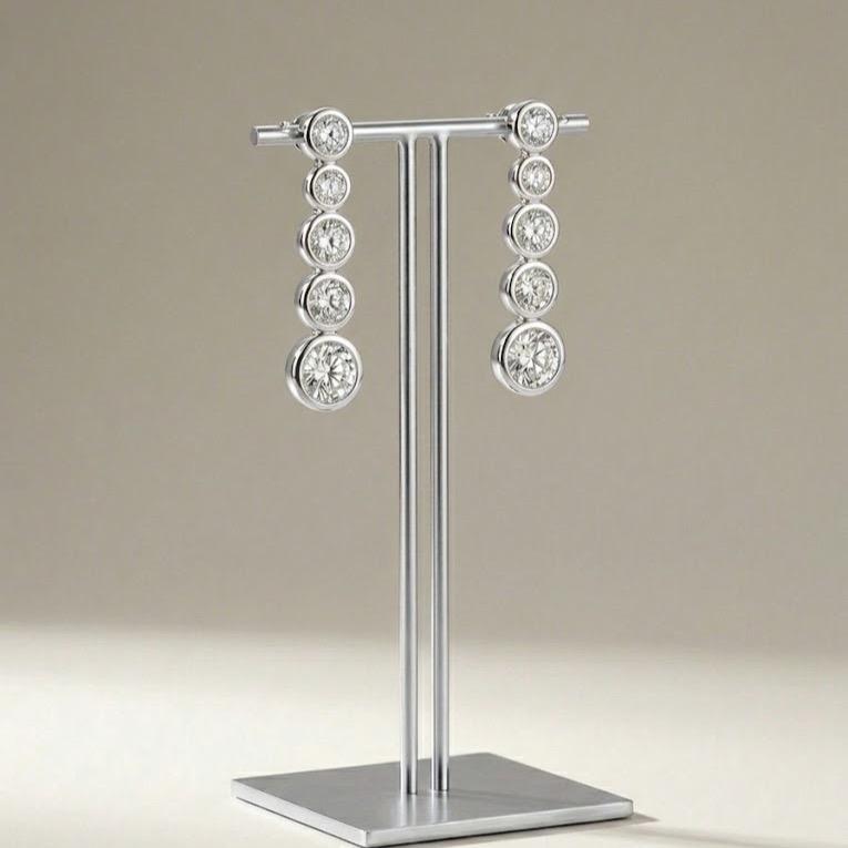 Orecchini Luce in Acciaio e Zirconi Design Graduale con Cinque Zirconi Taglio Brillante Accessorio Moderno e Raffinato per Look Freddo o Caldo