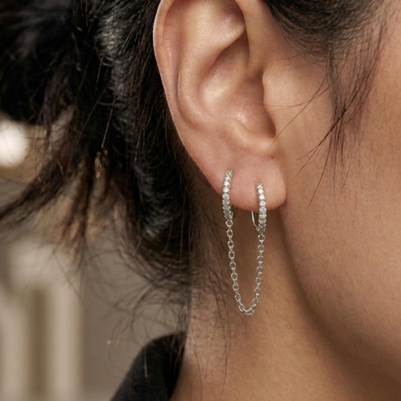 Orecchino Double doppio cerchio con pavé di luce e catena elegante per stile curated ear