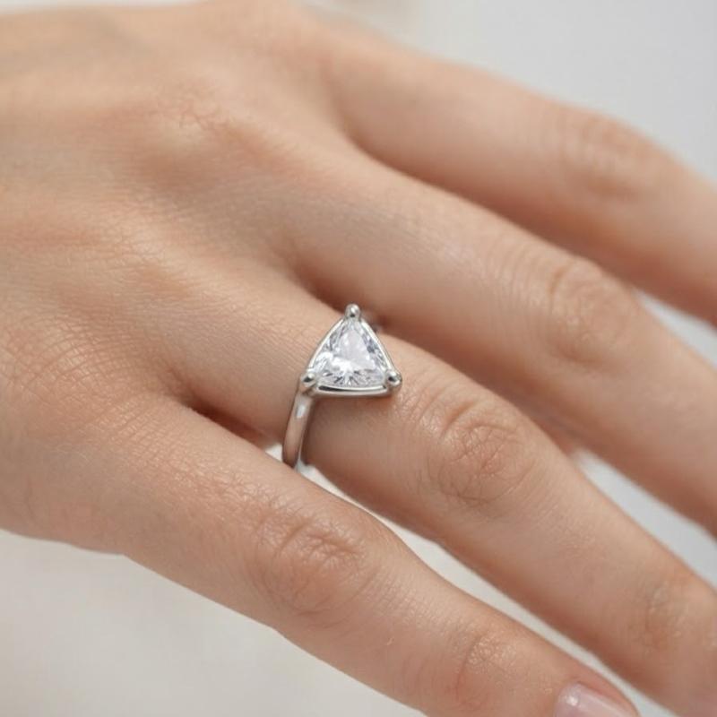 Anello Ipnotyc in Acciaio e Zirconi Design Triangolare con Pietre Luminose per Donna