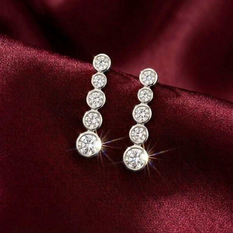 Orecchini Luce in Acciaio e Zirconi Design Graduale con Cinque Zirconi Taglio Brillante Accessorio Moderno e Raffinato per Look Freddo o Caldo