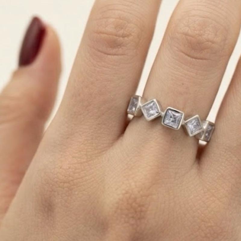 Anello Lùmina in Acciaio e Zirconi con Design Elegante e Moderno per Ogni Occasione