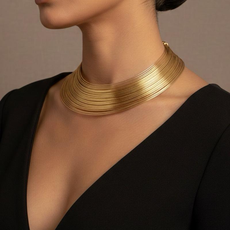 Choker Iside in Oro con Design Intrecciato per un Look Elegante e Moderno