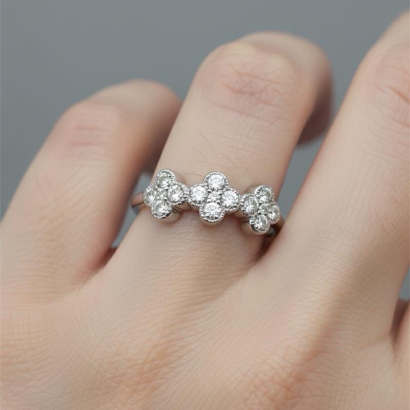 Anello Bloom Acciaio e Cristalli Design Raffinato con Motivi Floreali e Cristalli Scintillanti per Massimo Comfort e Versatilità