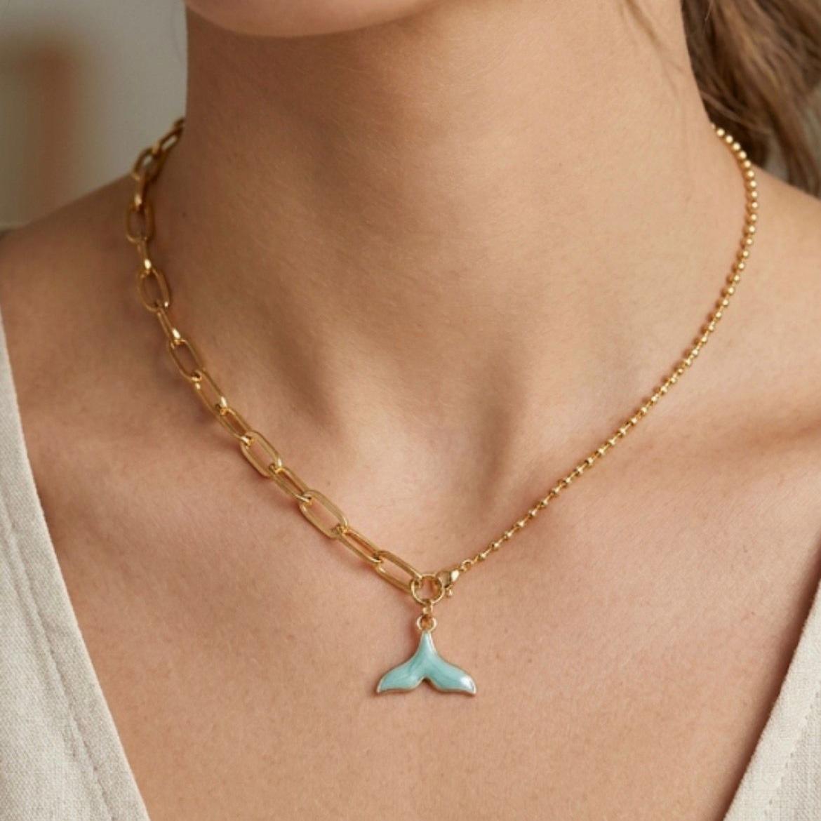 Collana Partenope con coda di sirena smaltata fatta a mano in oro design ispirato al mare e charm luminoso e versatile