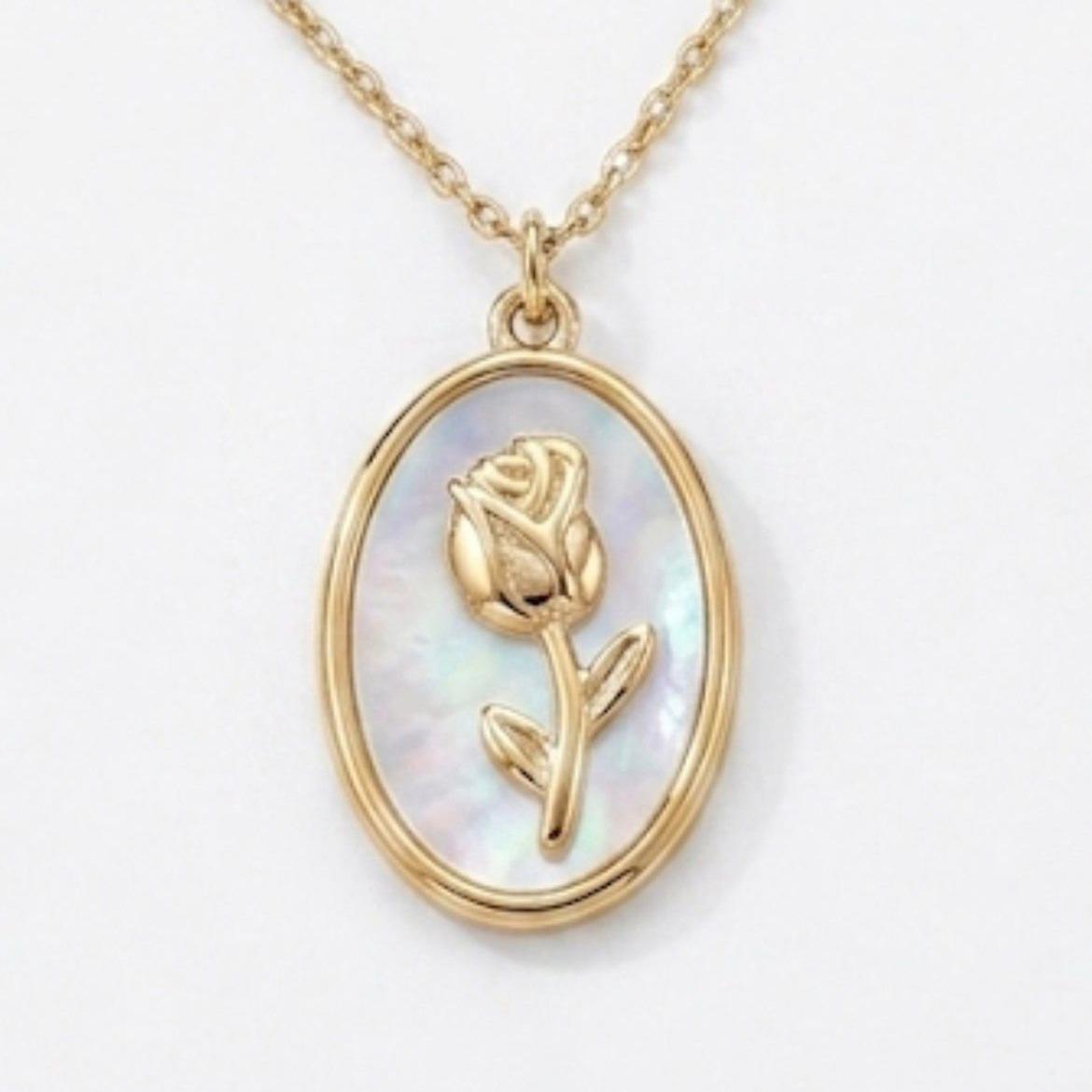 Collana Rose Madreperla in acciaio con elegante ciondolo ovale con una rosa in rilievo su sfondo effetto madreperla, simbolo di femminilità e grazia.