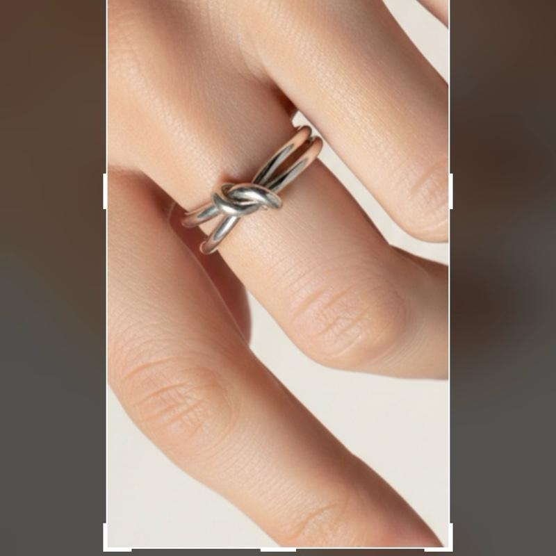 Anello Intreccio in Acciaio Design Elegante e Moderno per Donna Accessorio di Moda Unico