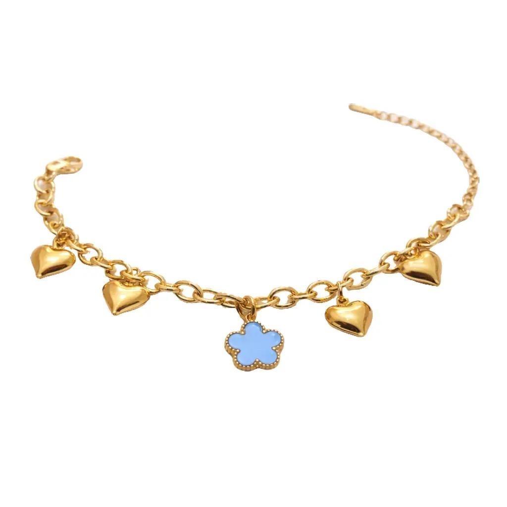 Bracciale Blossom in acciaio con elegante catena impreziosita da charms in ottone a forma di cuore e fiore. Il design delicato e luminoso dona un tocco romantico e raffinato