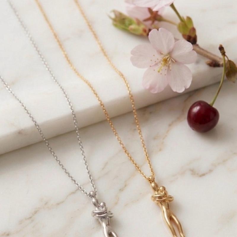 Collana Abbracciami in Acciaio Inox Design Elegante con Figura Abbracciata per Donna Accessorio Moderno e Sofisticato per Occasioni Speciali e Quotidiane