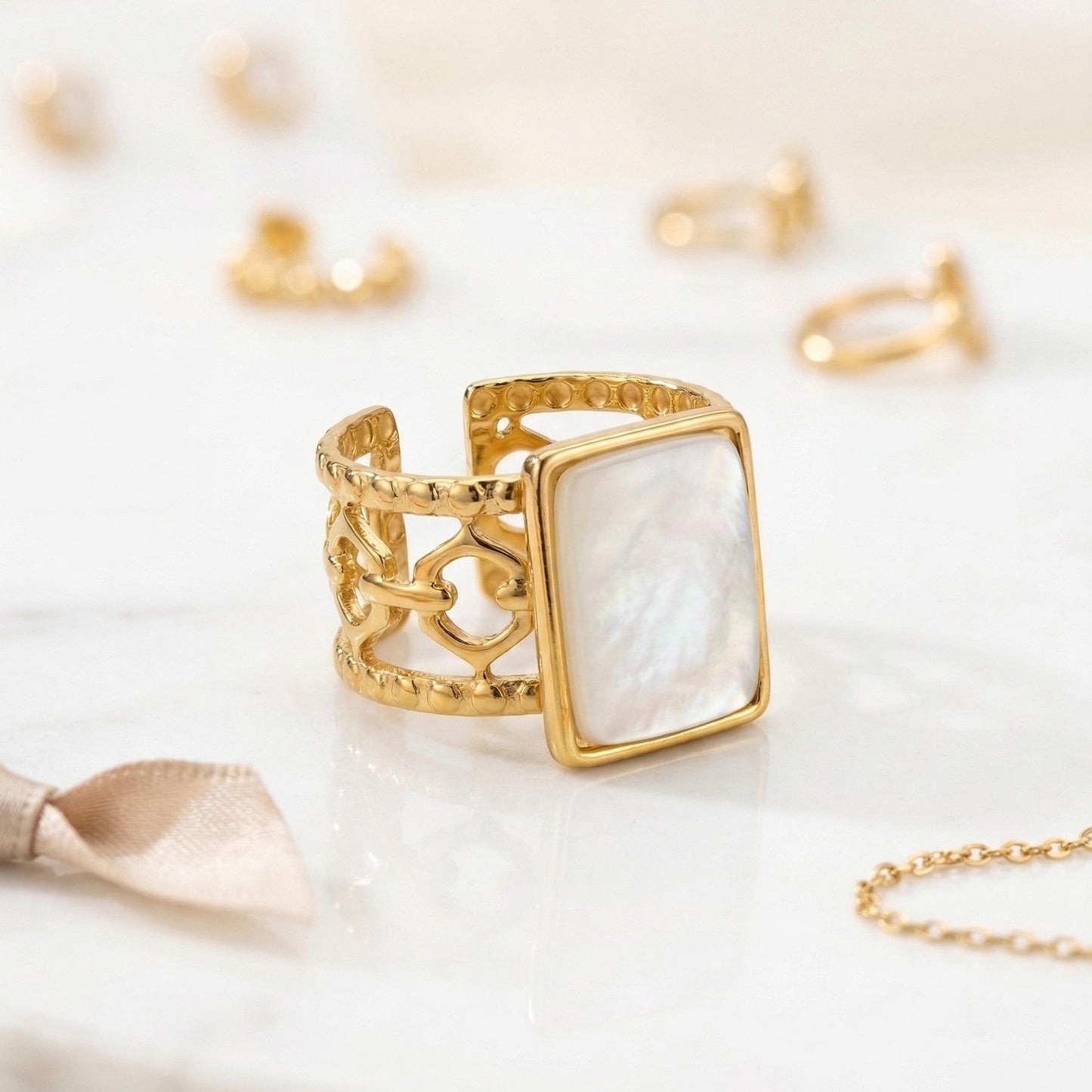 Anello Queen – Acciaio inossidabile, regolabile. Eleganza Scolpita in Madreperla