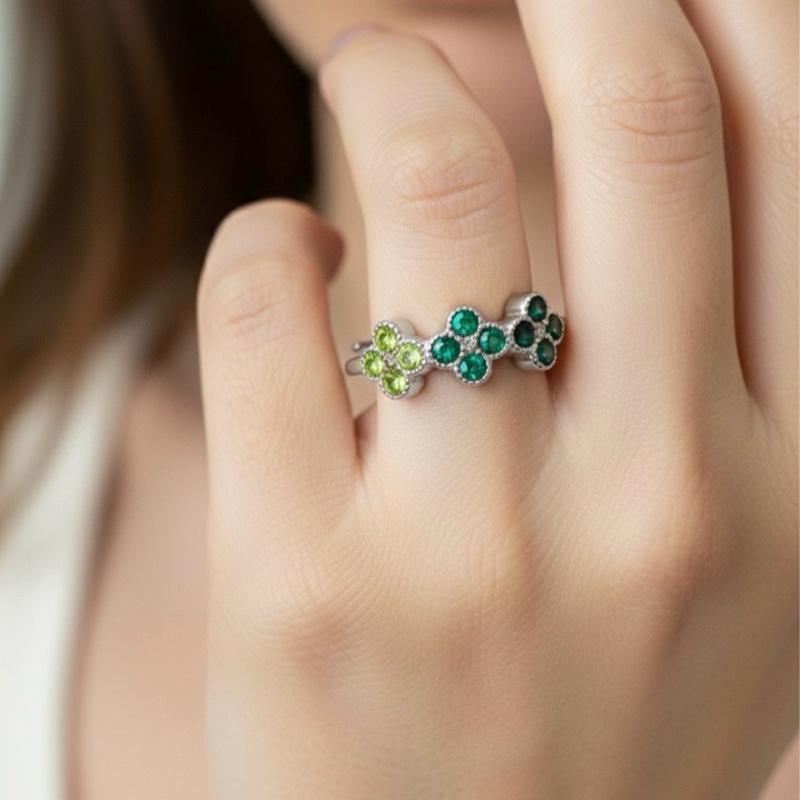 Anello Bloom Acciaio e Cristalli Design Raffinato con Motivi Floreali e Cristalli Scintillanti per Massimo Comfort e Versatilità