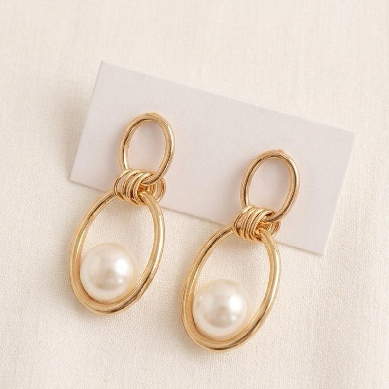 Orecchini Luminous in Acciaio Collezione Golden con Perle Bianche Eleganti e Raffinati per Ogni Occasione