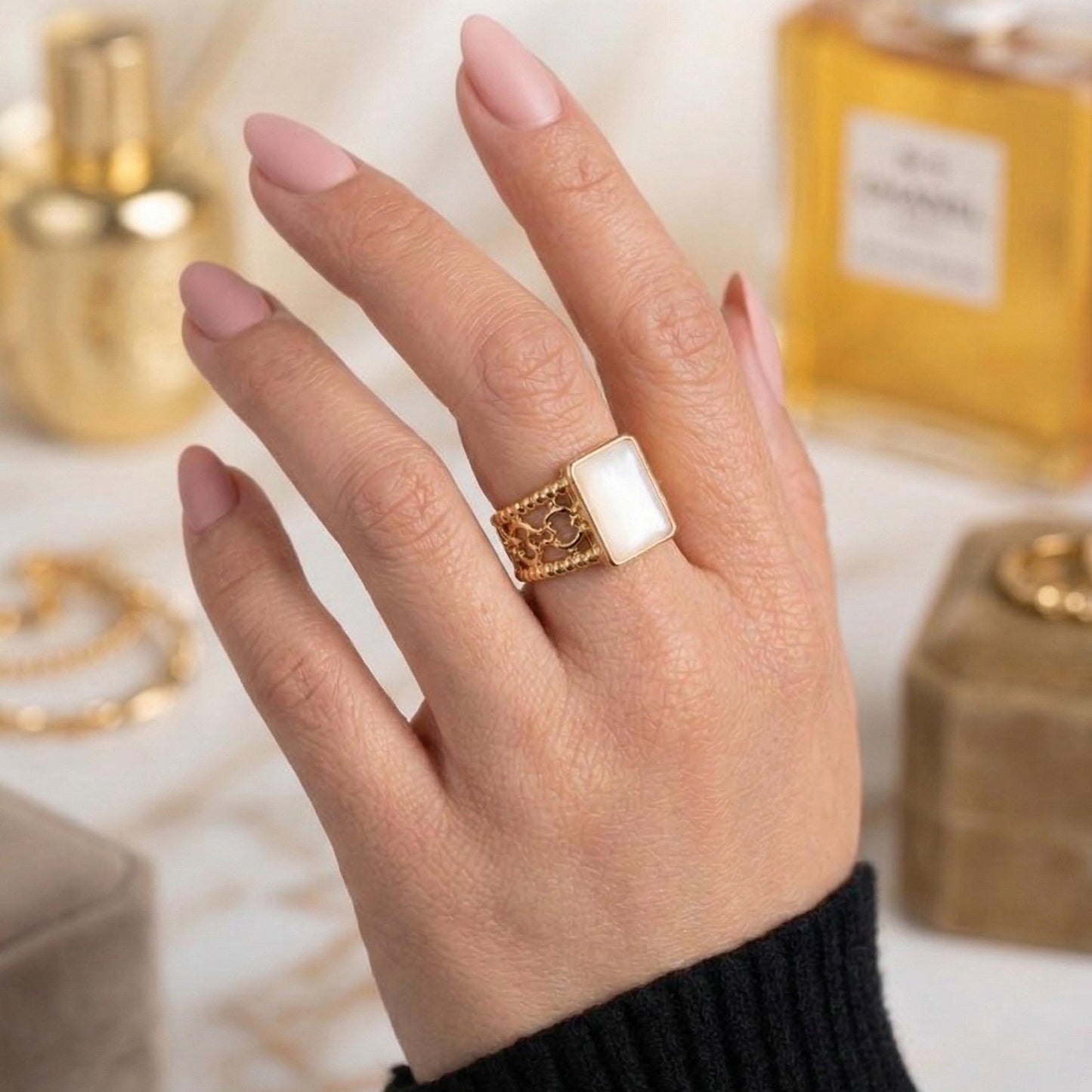Anello Queen – Acciaio inossidabile, regolabile. Eleganza Scolpita in Madreperla