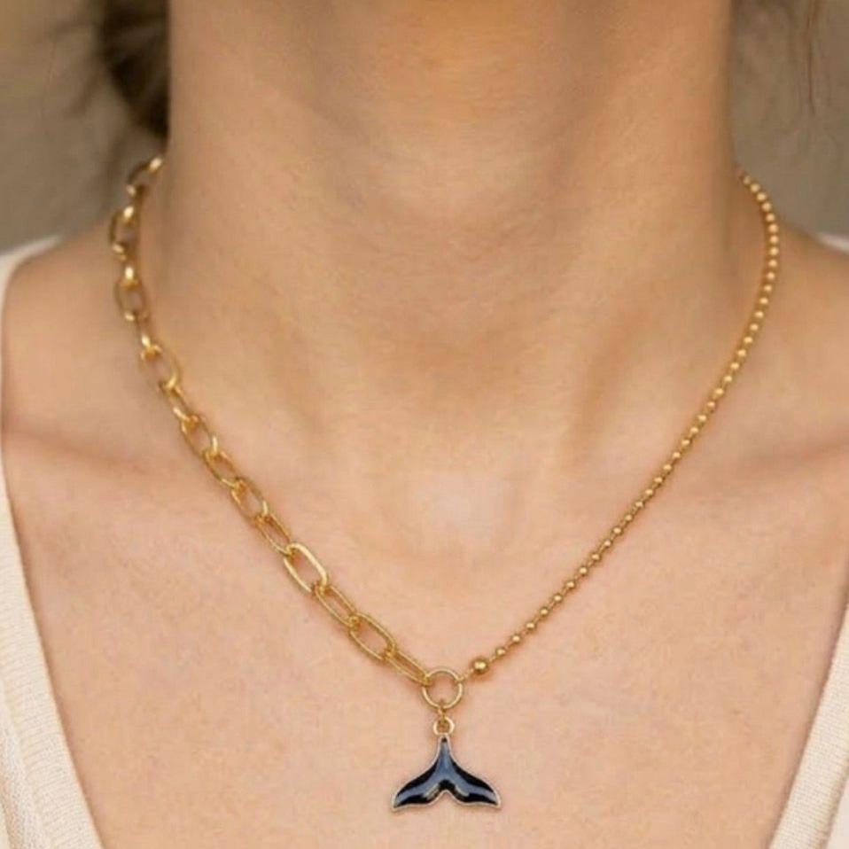 Collana Partenope con coda di sirena smaltata fatta a mano in oro design ispirato al mare e charm luminoso e versatile