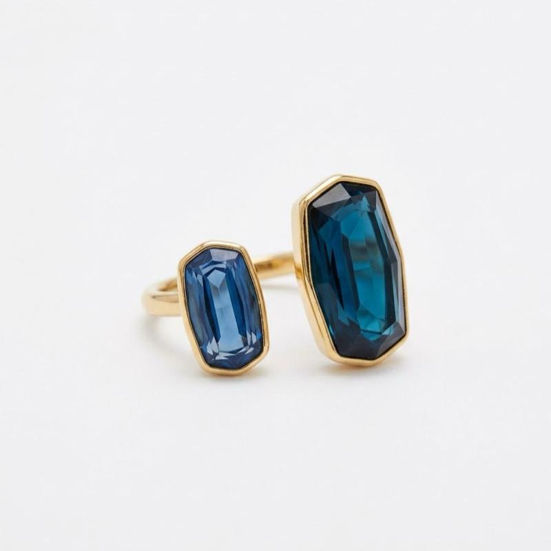Anello Andromaca in Acciaio con Zirconi Colorati per un Look Elegante e Moderno