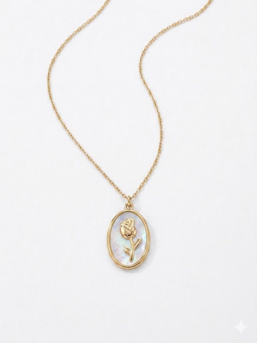 Collana Rose Madreperla in acciaio con elegante ciondolo ovale con una rosa in rilievo su sfondo effetto madreperla, simbolo di femminilità e grazia.