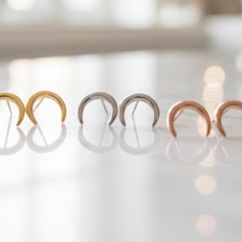 Scilla Orecchini Scilla in Acciaio Inox Placcato Oro 18k Forma Mezzaluna Eleganza Moderna e Durabile Accessorio Versatile