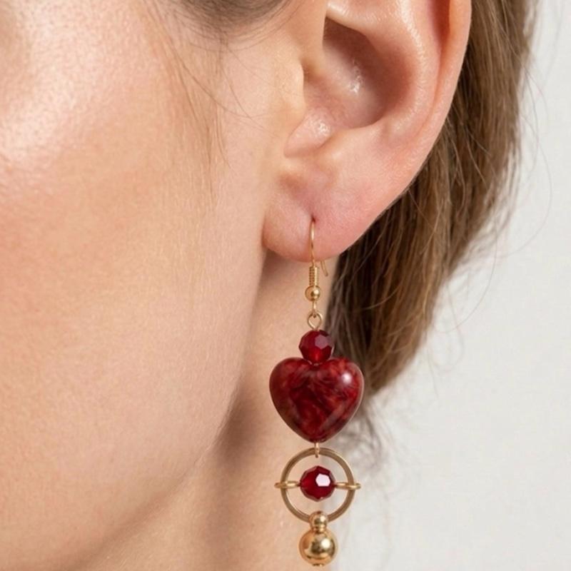 Orecchini Layla fatti a mano in acciaio inossidabile con cuori in resina e cristalli per outfit eleganti