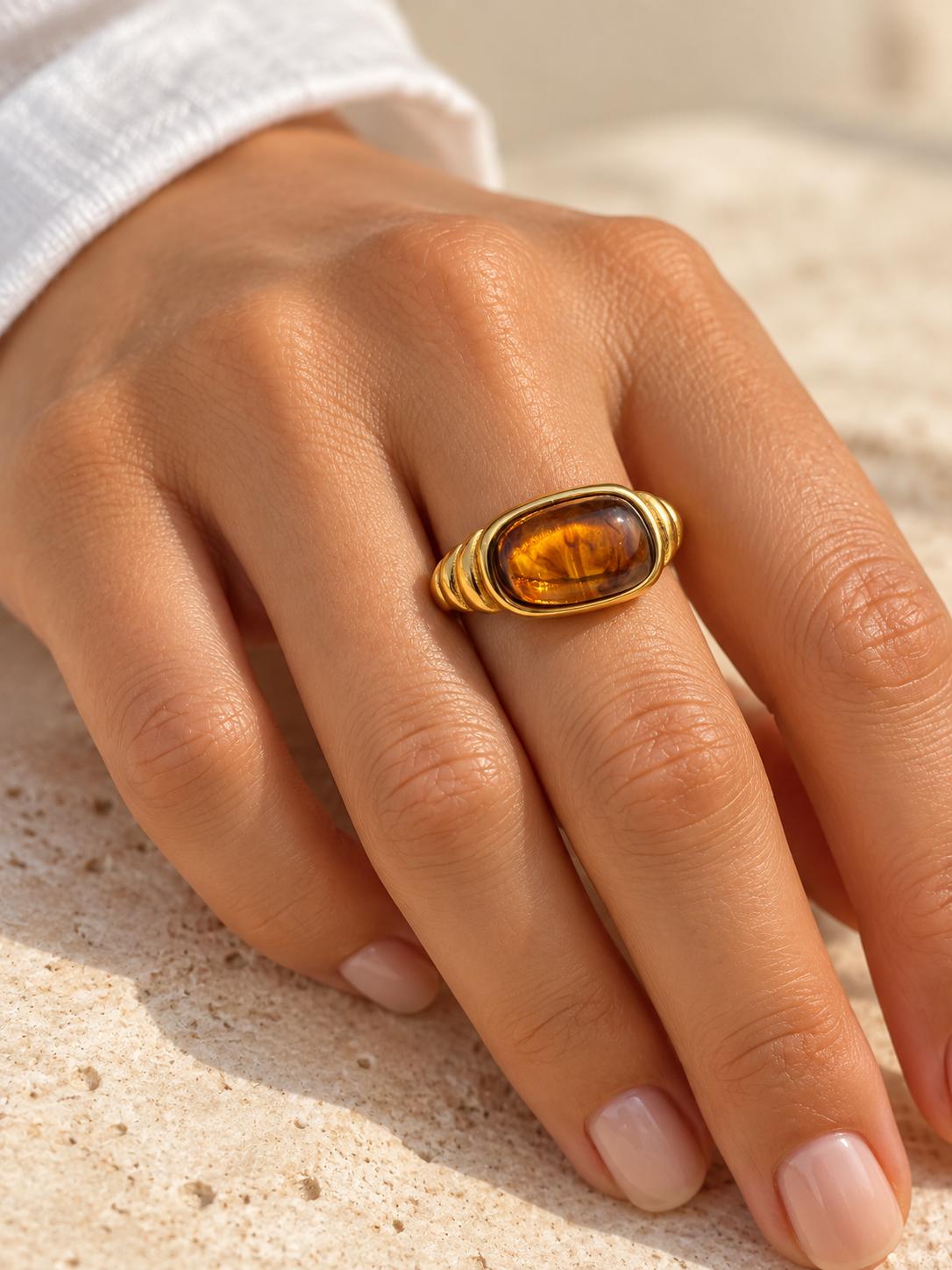 Anello Vintage in Acciaio Inossidabile con Pietre Verde Oliva e Ambra Montatura Dorata Regolabile per Look Raffinato