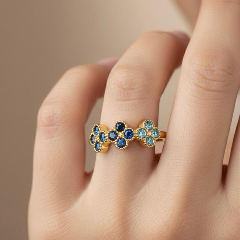 Anello Bloom Acciaio e Cristalli Design Raffinato con Motivi Floreali e Cristalli Scintillanti per Massimo Comfort e Versatilità