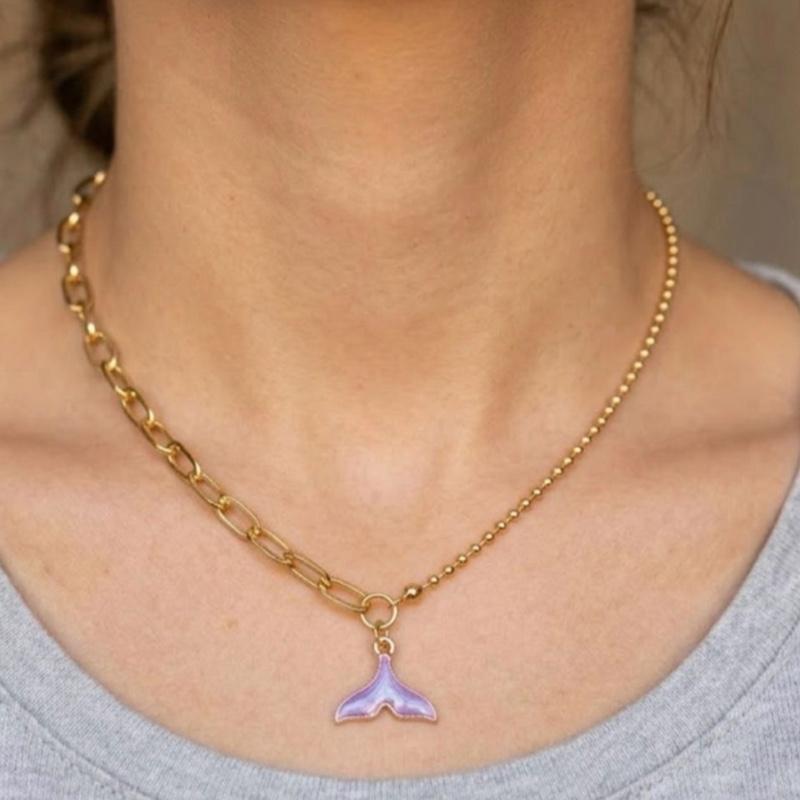 Collana Partenope con coda di sirena smaltata fatta a mano in oro design ispirato al mare e charm luminoso e versatile