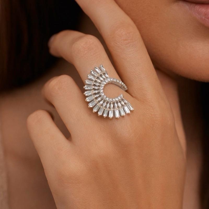 Anello Noor in Acciaio con Gemme Luminose Design a Ventaglio Aperto Elegante e Moderno per Ogni Outfit