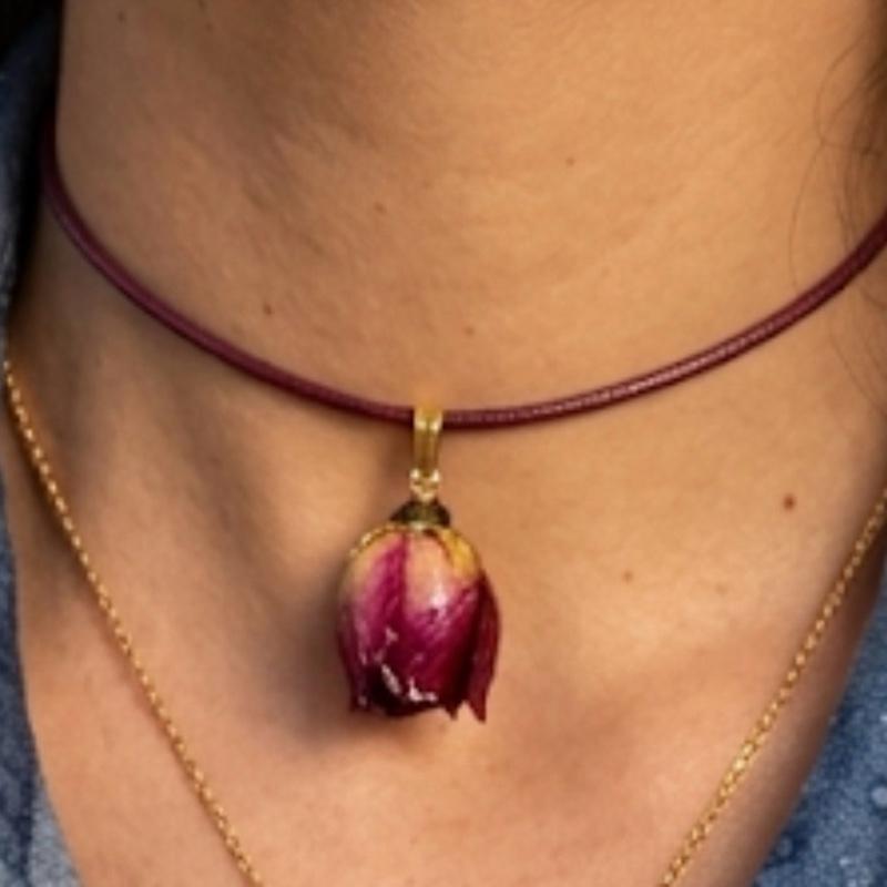 Charm Bocciolo di Rosa Essiccata e Resinata per Accessori di Moda Eleganti e Unici