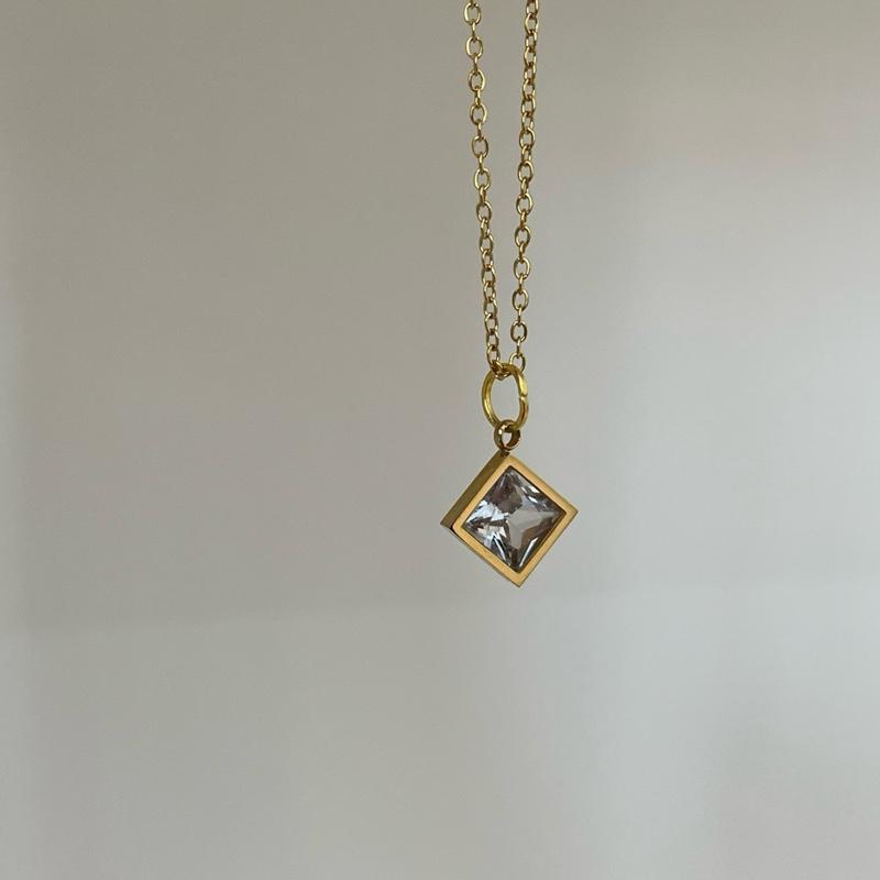 Collana Diamond Acciaio Inox con Pendente Quadrato Elegante e Resistente