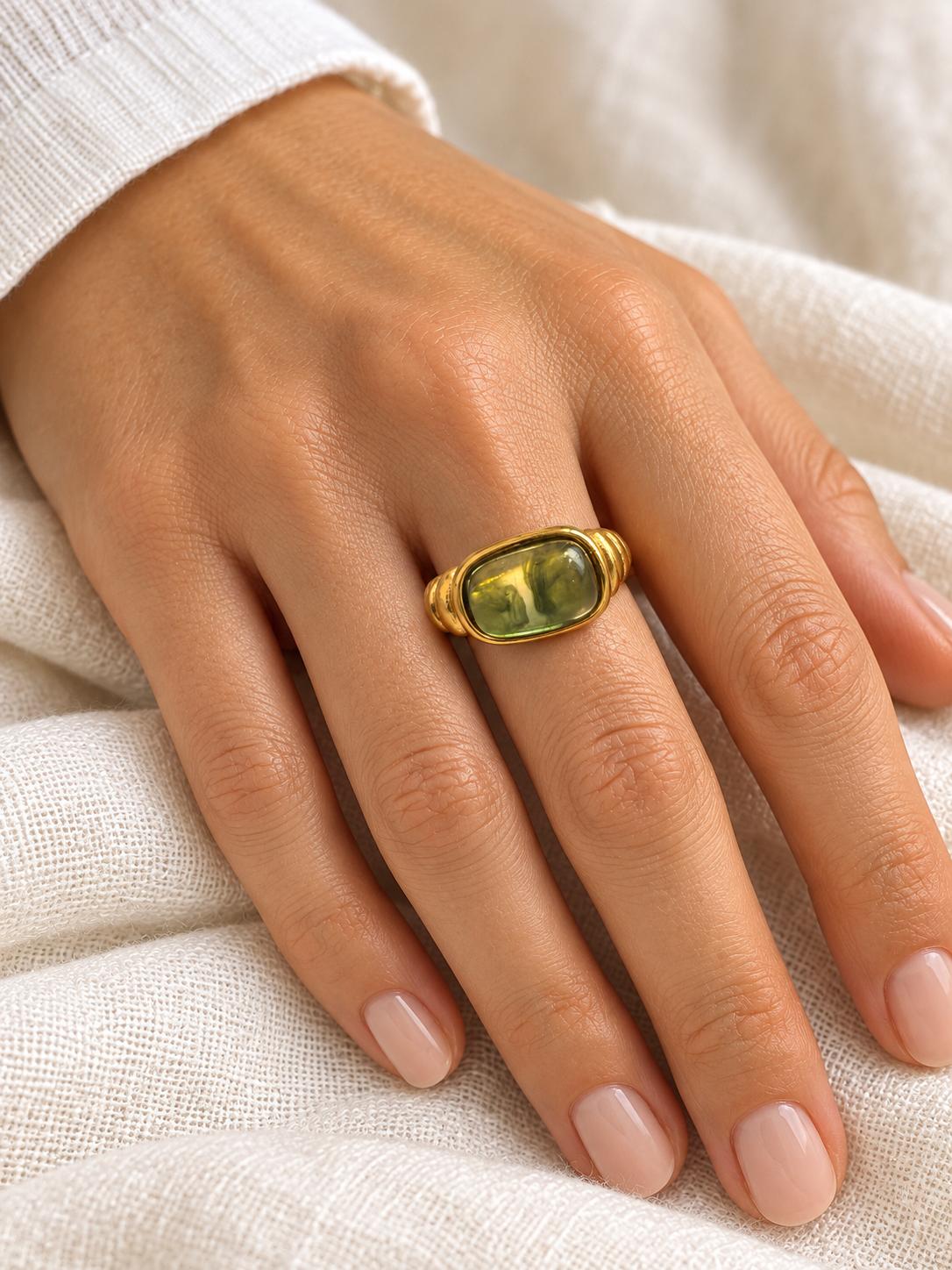 Anello Vintage in Acciaio Inossidabile con Pietre Verde Oliva e Ambra Montatura Dorata Regolabile per Look Raffinato