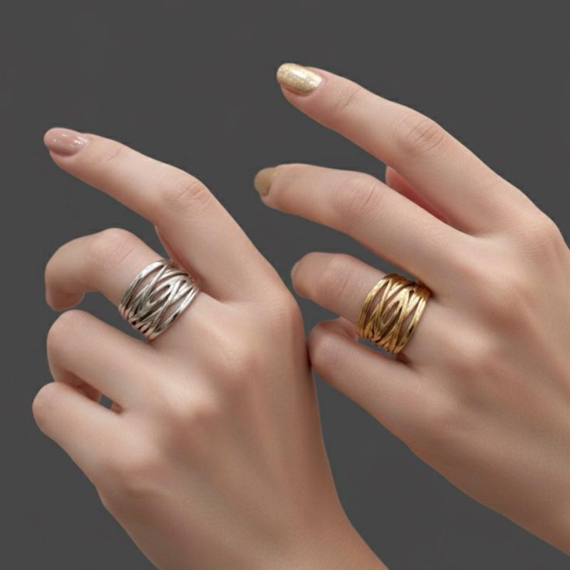 Anello Groove regolabile in acciaio silver e gold stile casual e elegante accessorio versatile per look quotidiano