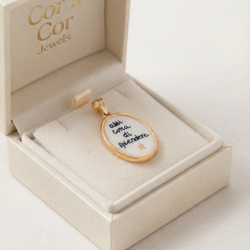 Charm "abbi cura di splendere" con stella dorata e design ovale elegante per accessori di moda
